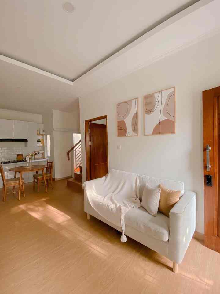 Color pallete yang aku pilih itu ngga jauh-jauh dari warna putih, cream, coklat dan kekayuan. Simply karena aku pengen bikin ruangan di rumah terkesan hangat dan nyaman 😍🤎

Cara memadukan warnanya adalah dengan menentukan tema rumah di awal. Kalau aku kan suka dengan tema Korean Japandi niiih, jadi otomatis moodboardnya ngikutin warna-warna yang kalem, soft, memadukan unsur kekayuan.

Tapi kadang aku pun nambahin warna-warna pastel seperti di wall art maupun kitchen appliances.

#BringColorsToMyHome #HomeColorPalette
#HomeColorDesign #homedecoration #homedecor #rumahmungil #korean #japandi