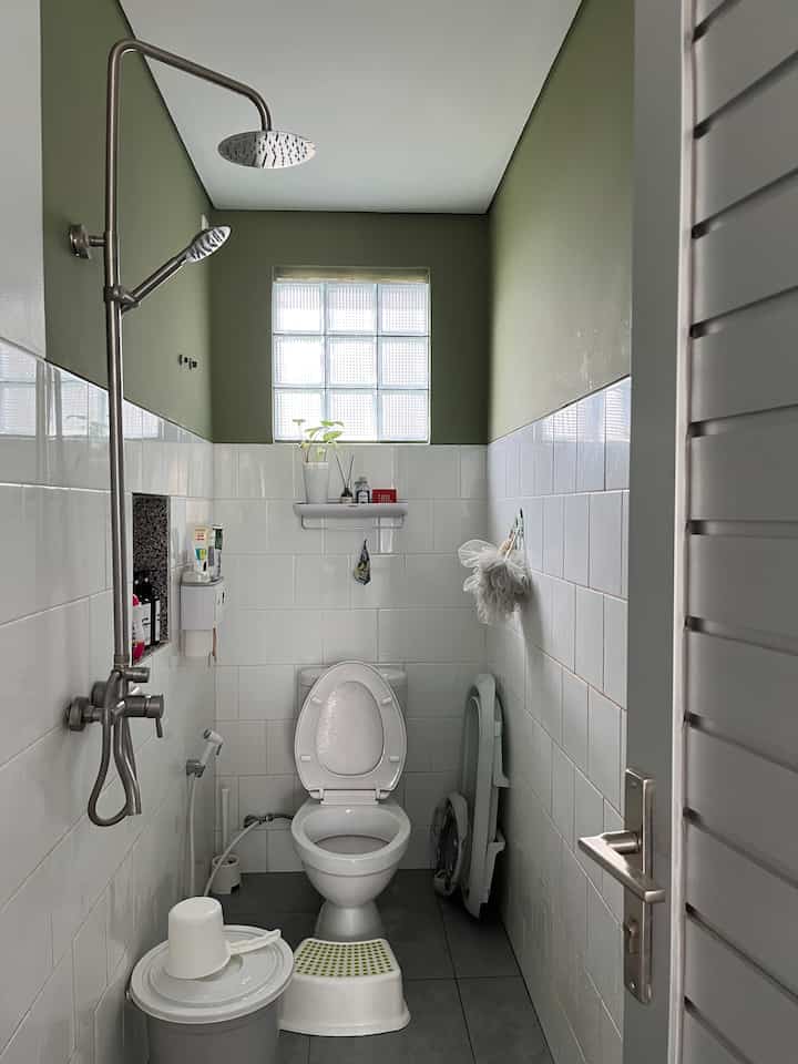 Bathroom ✨
Dengan ukuran 1x3meter, karena space terbatas maka dijadikan full kamar mandi basah. Dominasi warna putih mulai dari keramik dan perabot serta perpaduan sedikit warna hijau & abu-abu. 

#minimalis 
#kamarmandi 
#toilet
#toiletbasah
#inspirasikamarmandi
