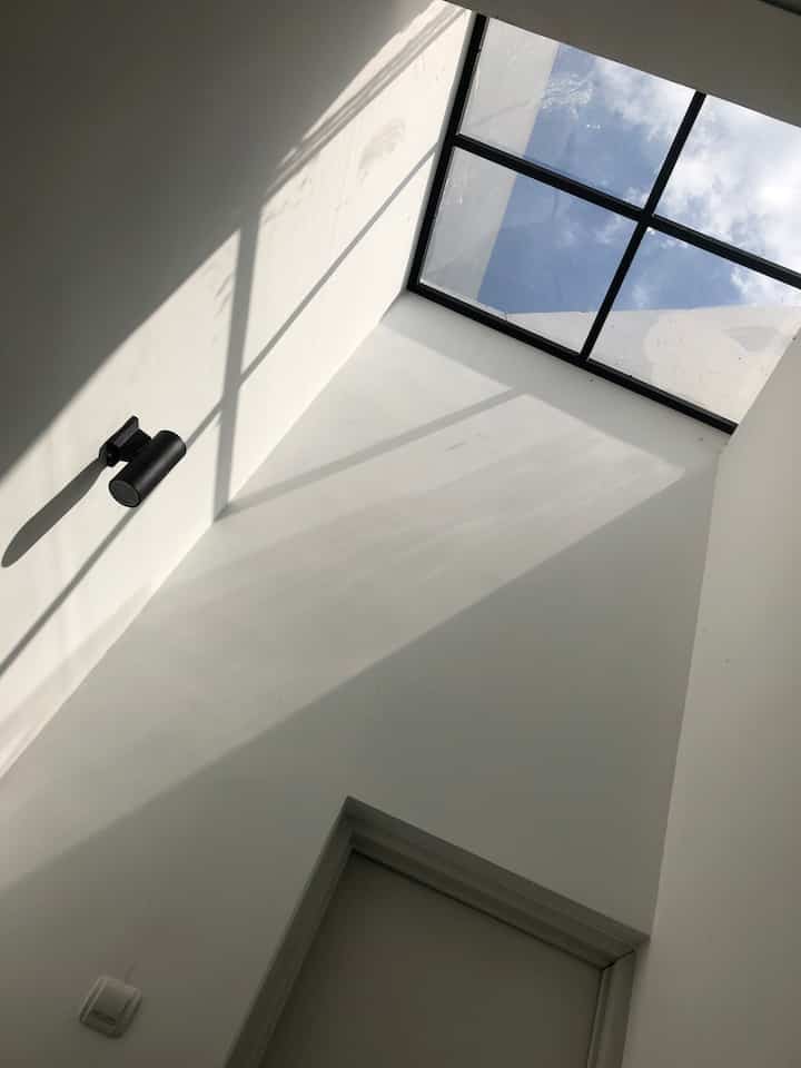 Taman dalam ruangan dengan skylight✨

#indoorgarden #skylight #tamankering #idedesign #minigarden