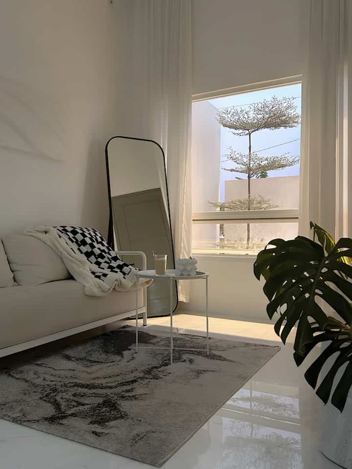 Identitas Rumah di Angka House adalah Living Room yang dominan warna putih dan beraksen hitam / abu abu. Menikmati latte ice disore hari juga membuat kita nyaman 


#myhomejourney #ceritarumahku #myfavoriteroom #minimalist #angkahouse #homestudio #soho #jawatengah #72sqm #homecouple