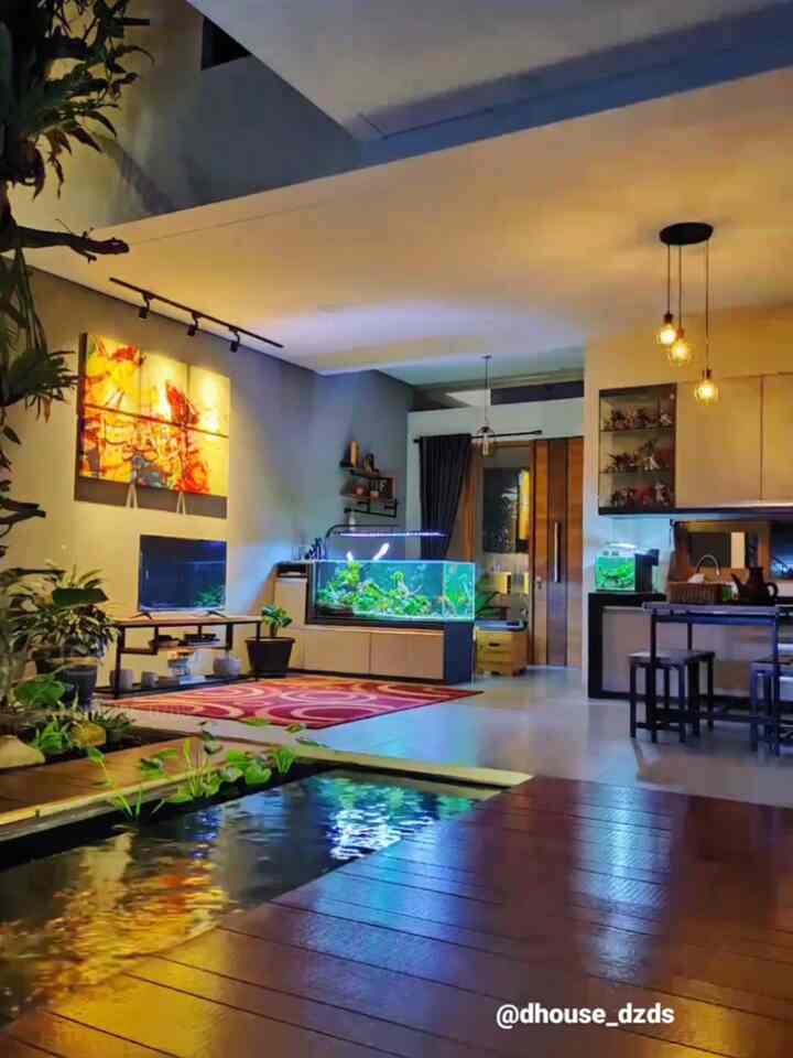 Assalamualaikum..
Rumah dhouse berukuran 8x17 dengan luas tanah 136m2 dan luas bangunan 200m2
Konsep Openspace pada rumah dhouse merupakan slh 1 cara utk menyiasati keterbatas ruang. Dengan tata ruang Open space kita dapat menyatukan ruang 1 dengan yang lain tanpa sekat, sehingga ruangan menjadi lebih kuas dan lega. Di rumah dhouse Ruang tengah kami manfaatkan untuk Ruang keluarga, ruang makan dan dapur dengan innercourt sebagai point of interest. 
Utk pemakaian furniture, kami tidak banyak menggunakan furniture, seperti di Ruang keluarga, kami menggunakan karpet utk menonton TV dengan TV Cabinet model minimalis jadi ruangan terkesan lebih luas kan... 🥰 #mydreamhouse #bighouseinspo #rumahbesar 