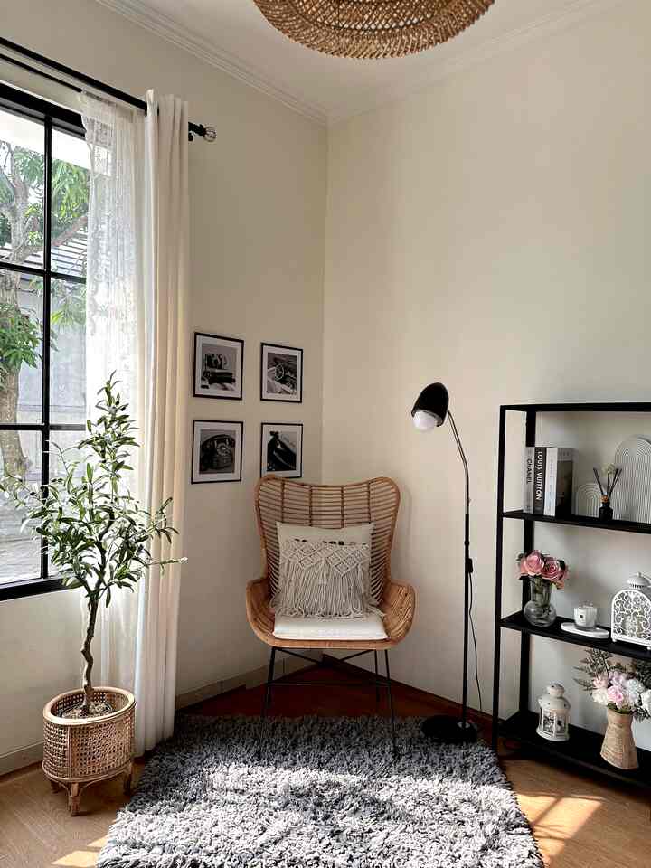 Ruangan ini adalah living room sekaligus ruang keluarga. Kami sengaja tidak membuat ruangan tamu secara khusus. Karena semua tamu kami anggap sebagai keluarga. Bila ada tamu yang hanya sekali datang kami hanya mempersilahkan duduk di teras rumah. 

#ruangtamu 
#livingroom
#ruangkeluarga
#roomideas
#homeideas
