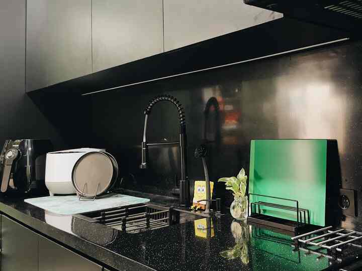 Dapur hitam dengan sentuhan hijau di beberapa alat-alat masak 💚🖤

Setelah beberapa bulan akhirnya memutuskan memindahkan rice cooker ke sisi kiri dapur, dan memanfaatkan sisi kanan untuk menyimpan semua peralatan masak sehari-hari. Area tengah jadi lebih luas untuk kegiatan preparation dan masak.

Talenan baru dari ikea warna hijau menguatkan unsur hijau di dapur ini selain drying mat dan tanaman kecil di dalam toples kaca.

Btw dapur ini keliatan bersih kalo lagi difoto aja, sehari-hari numpuk cucian piring/gelas kotor dan makanan 😅

#kitchenroomdecor #kitchenideas #kitcheninspiration #kitchen #blackkitchen #black #industrial #homedecor #decor #decoration #decorationideas #decorationinspiration 