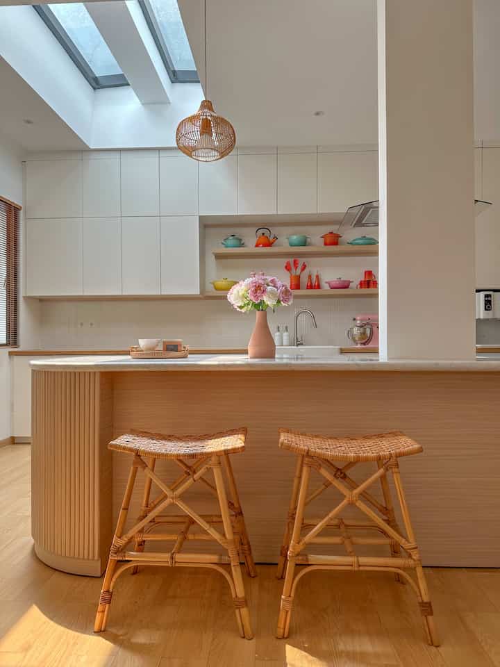 Selamat datang diruang paling estetik rumahku✨✨✨

Kitchen island stool rotan ini manis banget ternyata didapur ini. Dari awal mendesign kitchen island dulu memang model pertama stoolnya yang aku inginkan seperti ini hanya dari material kayu bukan rotan. Tapi ditengah jalan aku mengubah haluan custom leather woven kitchen island stool yang ga kalah cantiknya. Dari segi harga, stool rotan ini ekonomis banget, sukaaaa deh 😍😍😍

Slide berikutnya penampakan kitchen area dimalam hari sebelum penghuni rumah tidur. Semoga menginspirasi ya 🫶🏼🫶🏼🫶🏼

#kitchen
#kitchendesign
#kitcheninspiration
#kitchenisland
#whitekitchen
#kitchendecorationideas
#scandinavian
#nordic
#japandi
#koreanhome