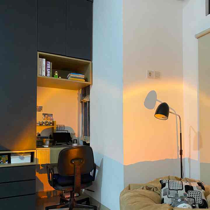 Menggunakan cahaya berwarna kuning pada malam hari dapat menciptakan ketenangan, kehangatan dan kedamaian. Selain itu pancaran dari lampu kuning juga bisa menambah kesan estetik pada ruangan ✨

#NightVibe #LightingIdeas #LightingInspiration #Beanbag #dekorasilowbudget #Mejabelajar