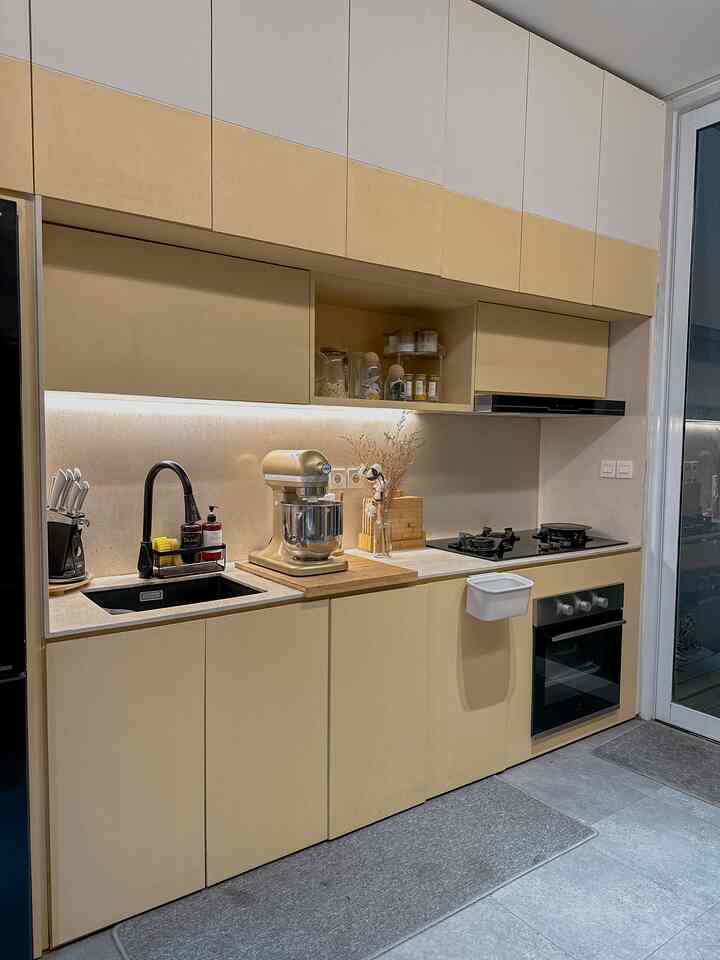 Menstyling dapur memang terkadang gampang-gampang susah, apalagi yang memiliki luasan sangat terbatas.

Seperti dapur segaris ini, yang kebetulan memiliki Japandi style.
Kunci dapur cantik gak melulu dengan dekorasi mahal, dengan memilih barang2 fungsional dan simple juga bisa kita gunakan

Disini cara kami menstyling dapur pun masih sangat sederhana.
Dengan menggunakan vas bening hasil dari souvenir ditambah dengan dried flower yang gak cuma cantik tapi juga sangat terjangkau harganya.
Selain itu kami gunakan beberapa perlengkapan dapur yang bentuknya cukup cantik yang tersedia banyak sekali di market place dengan harga terjangkau juga.

Jadi low budget?
Mengapa tidak?
Kuncinya cari warna yang selaras, supaya lebih sedap dipandang

#lowbudgetkitchen #lowbudgetkitchenmakeover #lowbudgetkitcheninspiration 
#japandikitchen #rumahminimalis #rumahcluster 