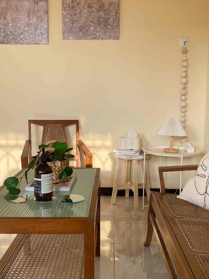 - living room -
Tentunya masih dengan rumah sederhana yang kebanyakan perabotnya adalah perabot lawas (kuno)
Yap seperti set meja kursi ini, barang tua yang mengisi ruang tamuku saat ini..
Suasana di ruang tamu jadi auto kuno kalo udah liat meja kursinya.
Biar ngga terlalu terkesan kuno, karna jujur aku pun nggapunya item dekorasi lainnya buat mendukung vibes tempo dulu, jadi aku tambahkan printilan yang bisa dibilang kekinian.
Mulai dari penempatan table tray, majalah, lampu meja, cushion dan barang lainnya yang cenderung bewarna terang dan natural.
Dan agar tetap terlihat asri.. aku tambahkan artificial di meja, dan coaster dari cermin yang ngebuat tampilan mejaku makin unik.

#livingroomstyling #livingroomdecor #livingroommakeover #homedecorlowbudget #inspirasiruangtamu