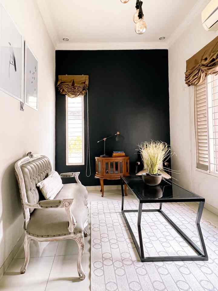 
Personalized Furniture to Look Different.

I like to change the furniture at home according to my wishes. Some of the furniture is even made by my husband who likes crafting when he has free time. However, I make some of the iron furniture at my trusted welder.

In the living room there are teak chairs, originally painted neutral wood, dark green chair upholstery brought from the shop. I changed it to make the teak chair set look more modern. One chair was painted off white rustic, the single chair was painted dark brown. For the chair upholstery I replaced it with two Different colors, gray and beige. Material is synthetic leather. I will leave the seat installation to @alitahomeid.

I replaced the teak table with a glass table with an iron frame of my own design which was done by a welder near my house with a budget of 600 thousand.

After changing shape and color, the old teak chair set appears in a more modern, eclectic style.
#customfurniture #personalizedfurniture #diyfurniture #uniquefurniture
#midcentury #classic #homedecorinspo #aesthetichomedecor