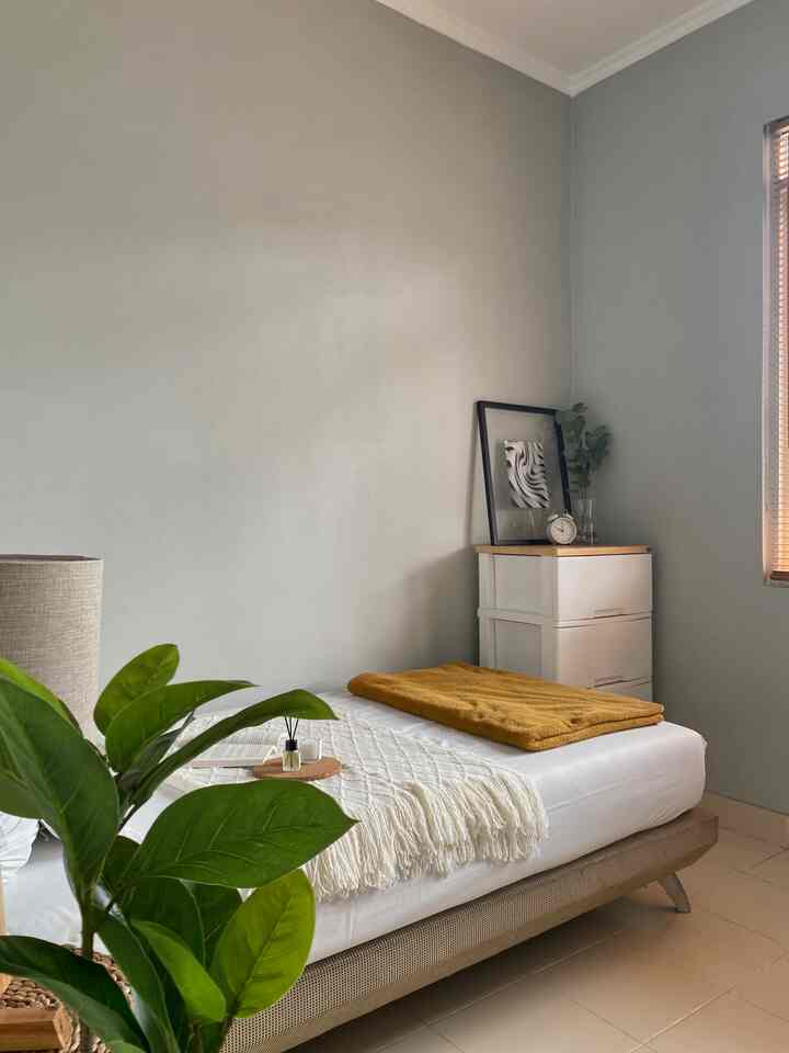Kamar kedua di rumah kami. Rencananya akan jadi kamar anak. Ukurannya tidak terlalu besar hanya 2,7 m x 2,9 m saja. Cukup untuk kasur 100 x 200 cm, lemari pakaian 3 pintu, drawer 4 laci susun. 

#minimalist #rumahdeveloper #kidsroom #guestroom #rumahminimalismodern #homedecor #inspirasikamar
