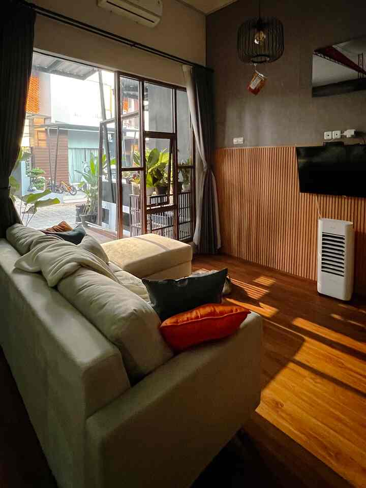 Saat matahari mulai terbit, waktunya berfoto #livingroom #tropical #rumahdeveloper #serpong #livealone #livewithcats #japandiexpectation