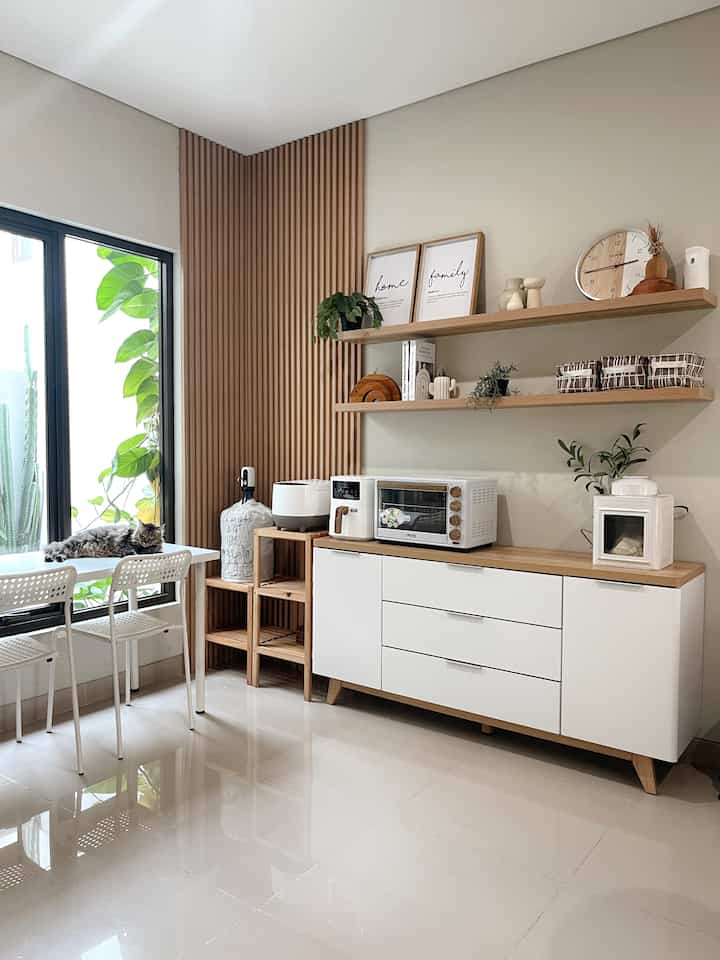 Dining Area dari berbagai angle 🤍 Btw, area ini jadi salah satu area fav ku karena termasuk yang paling well designed and decorated. 

Oh ya beberapa kali kalo ada tamu pasti pada ngira furniture disini custom, padahal kenyataannya enggak loh. Ini semua loose furniture yang memang lama banget risetnya karena aku mau nyamain semua tone motif kayunya. Tapi alhamdulillah ketemu yang pas dan puas banget sama hasilnya! #BTNOAS5