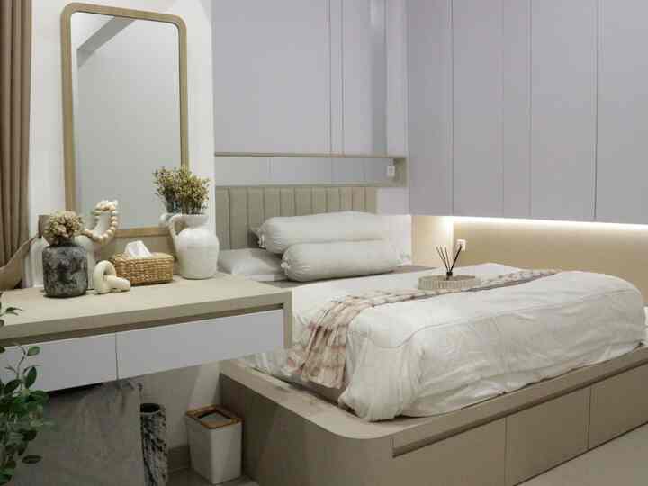 Kamar ala Japandi ternyaman di Rumah Eigen


Ruangan ini adalah salah satu yang paling nyaman dan aesthetic dengan segala item dekorasinya. 

Didesain bergaya Japandi oleh arsitek interrior kami @archdemizya dengan dipan lebih tinggi seperti panggung. Kamar utama ini kami beri area rias dengan meja floating dan cermin bernuansa kayu. Untuk mempercantik beberapa vase dan item dekorasi kami pajang disana 🧡🤎

Tips buat kamu juga,
Suasananya kamar terasa lebih nyaman karena ada ambience lights yang bisa kita pilih sesuai preferensi. Matikan lampu utama dan cukup nyalakan spotlight atau LED strip, ruangan jadi terasa warm.

Ciri khas dari kamar ini adalah dipan custom, lemari floating custom dan meja rias yang dekoratif. We love this room cause its comfortness 🥰 menurut kalian gimana?

#aestheticroom #aesthetichomedecor #homestyling #masterbedroom #japandi #rumahdeveloper #tangsel #85sqm 