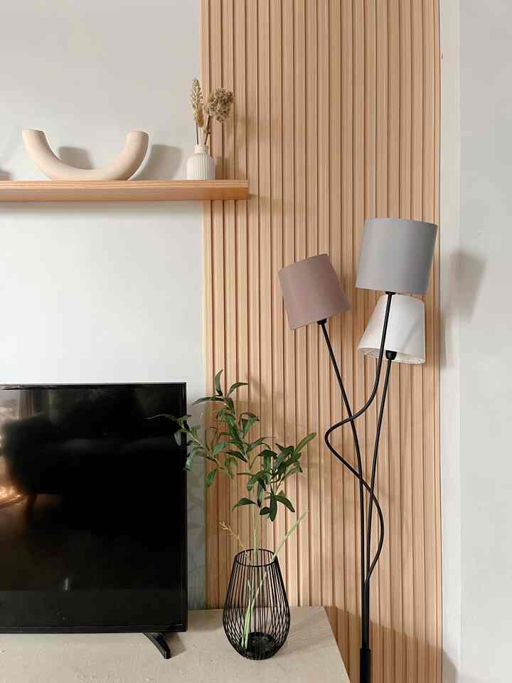 Selamat malam 🤗

Sudut ini adalah salah satu permulaan dimana aku mendekor rumah, dengan penambahan wood panel, vas dan lantai vinyl dengan motif kekayuan.

Aku menerapkan tone white and wood di rumah karena menjadikan rumah terasa lebih lapang dan hangat.

#decorativeitems
#homestyling
#roomstyling
#homedecor
#inspirasiruangtamu
#inspirasiruanganminimalis