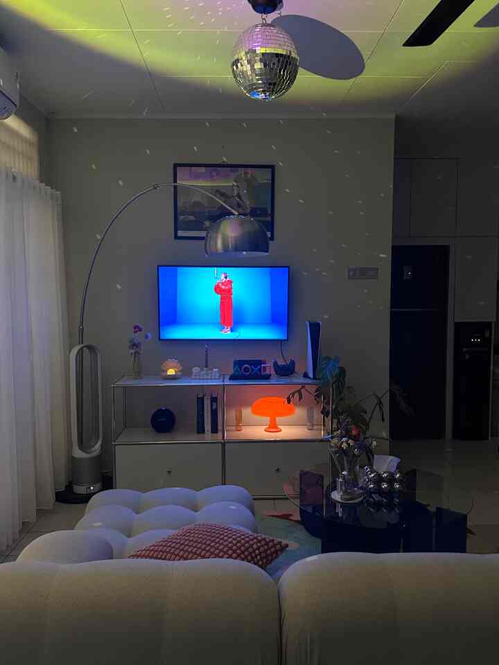 Beginilah suasana living room ketika malam hari, dengan sentuhan lampu yang warm menurut saya ruangan inilah yang paling aesthetic dan favorit untuk sejenak melepas penat sembari menonton film, mendengarkan lagu ataupun podcast. Ditambah dengan adanya mirror ball yang terpasang di ruangan ini menjadikan daya tarik tersendiri untuk saya khususnya pada malam hari 🪩✨

#aestheticroom #aesthetichomedecor #homestyling #livingroom #midcenturymodern #postmodern #bauhaus #interiordesign 