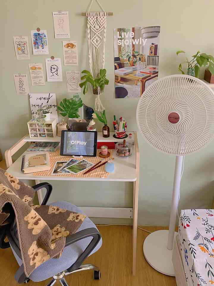Ruang kerja di apartemen kami. Ruang kerja ini aslinya ada di dalam master bedroom. Hanya ada meja kerja kecil dan kursi kerja saja. Namun, agar terlihat lebih cantik dan bikin semangat kerja aku tambahkan beberapa dekorasi kecil seperti tanaman hias, wall decor, storage kecil yg estetik, pot macrame, dll. Dekorasi-dekorasi kecil ini lah yang bikin aku dan suami tetep bisa betah kalau ada jadwal WFH 💕✨ #smalldecorations #decorationinspo #pernakpernikruangan