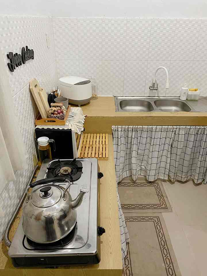 Menata dapur.. 
Sesuai dengan nuansa dirunangan lainnya, untuk dapur aku juga memilih warna netral yaitu putih, hitam dan sentuhan kayu. Untuk perintilan dapur pun ikut menyesuaikan. Dengan begitu akan terlihat nyaman dipandang mata(ku) heheh.. 

Ada yg suka dengan tone yg sama juga ga? ✨

#kitchenstyling #kitchendecorideas #kitchenmakover 
#yositriaa #90m2 #rumahdeveloper #japandi #whiteandwood #dapurkayu 