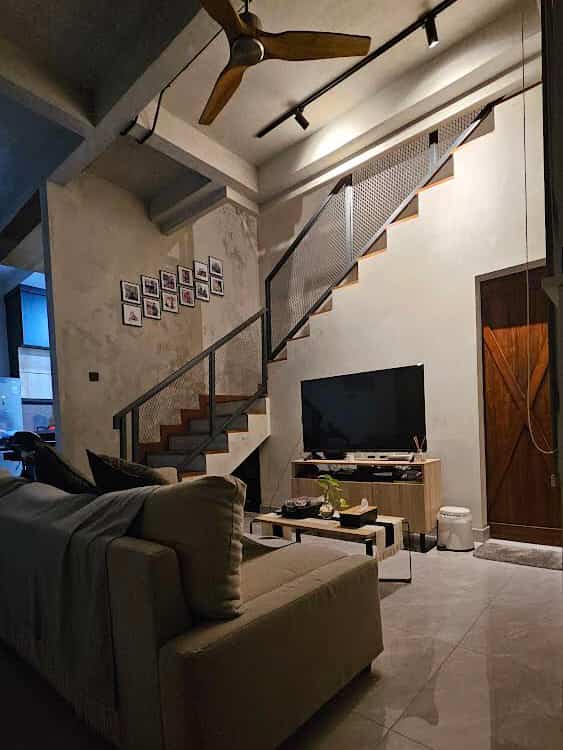 Living room di waktu malam
Gak banyak dekorasi yg ada di living room ini krn konsepnya industrial minimalis
Ambience yg ingin ditampilkan adalah suasana nyaman utk bersantai sambil menonton tv atau berkumpul dgn keluarga
Sedikit cerita ttg livingroom ini, sebagian besar furniture sdh dibeli online sebelum rumah jadi, untungnya ukurannya cocok 😀

#livingroomstyling #livingroomdecor #livingroommakeover #livingroom #ruangtamu #ruangkeluarga #industrial