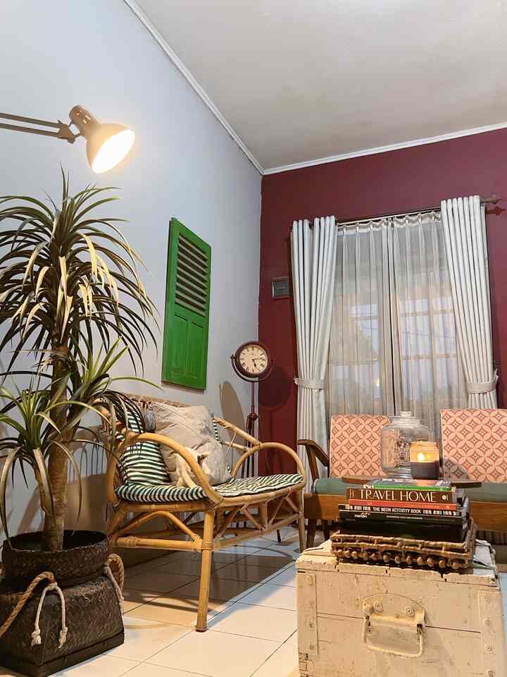 Didn't you think about getting creative with various furniture materials, combining old style and contemporary decoration styles.

The atmosphere of a room like this becomes more cozy, warm and unique with a mix and match like this. Steal the look ideas 😎.

#tamuroom #ruangtamukecil #livingroom #interiorrumah #interiorantik #vintagedecor #eclecticdecor #rumahcantik