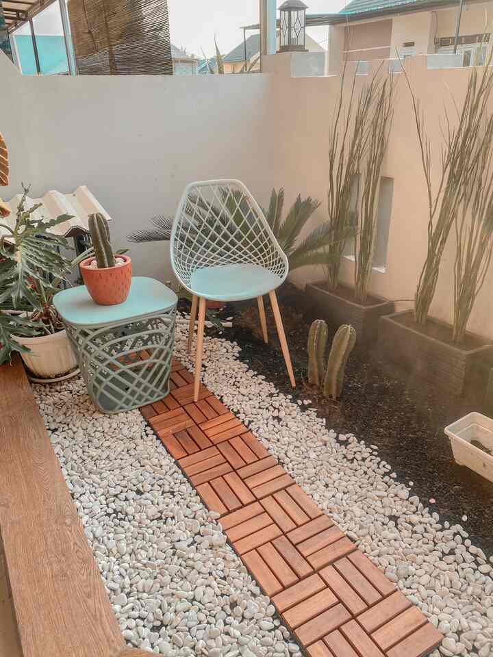 Area masuk depan ada teras dengan taman mungil berukuran 1,8 x2,2m. Taman ini dibuat taman kering dengan dilengkapi decking kayu dan batu coral putih agar terlihat lebih cantik. Pemakaian kursi dan meja dengan warna sage green agar senada dan nuansa taman. 



#rumahdeveloper #rumahminimalist #homedecorinspo #tamanberanda #tamanmungil #tamankering #taman