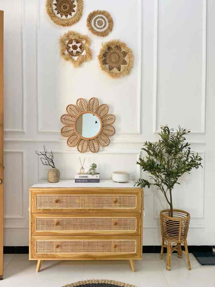 Barang custom untuk area foyer. Karna memang modelnya engga pasaran jadi aku memilih untuk custom di pengrajin jepara. Menurutku barang custom lebih terkesan timeless juga dan bisa menyesuaikan tema ruangan. 
#customfurniture #diyfurniture #personalizedfurniture #uniquefurniture #ruangtamu #drawerjati