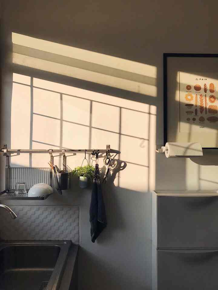 7.04 am in the kitchen which is not too big but meets all needs. The vocal point in my kitchen is an open shelving filled with all the items I use regularly but also visually supportive.

#kitchenstyling #kitchendecorideas #kitchenmakeover #ikea #openshelving #midcenturymodern #homedecor

