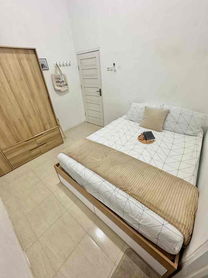 Ruangan Favoritku adalah master bedroom 🛏️

Tempat paling nyaman melepas lelah, tempat bercerita sama pasangan, tempatnya bercanda tawa sama anak dan yang paling bikin suka adalah kasurnya yang sangat empuk dan menopang tubuh. Jadi bikin betah banget

Waktu favoritku di kamar ini saat malam hari dimana kami bertiga berkumpul disini setelah kegiatan di living room. Untuk lebih nyaman aku pakai beberapa item dekoratif yaitu beberapa vas dekorasi, dummy book, tangga hias dan juga blanket

Awalnya kamar ini belum pakai dipan tempat tidur. Tapi sudah mengincar dipan impian merek Dekoruma dari lama. Sampai DM dan sering komen di akun Dekoruma semoga buka cabang di Kota Makassar. Dan doa itu terwujud, sampai akhirnya aku bisa diundang dan datang di Grand Opening Dekoruma di Kota Makassar, lalu tanpa basa-basi langsung pesan dipan Kato ini dengan harga promo dan free ongkir serta pemasangan 🥰 So happy!

#MyFavoriteRoom
#MyHouseStory
#MyFavoriteltems