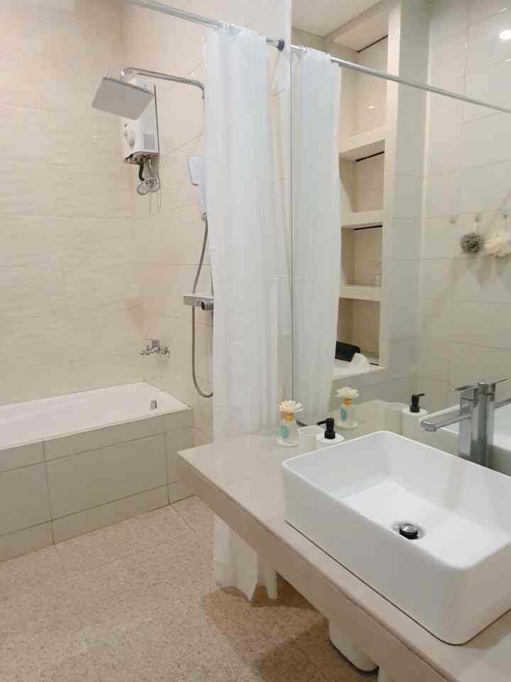 Kamar mandi yang ada di dalam kamar utama. Karena kamar mandi ini tidak mendapat cahaya alami, jadi tones warnanya dibuat cream supaya terlihat terang dan luas. Lalu ada bathtub dan shower yang terpisah, untuk memudahkan pemakaian dan perawatannya. Bathtub ini biasa kami pakai ketika badan lelah dan pegal. Berendam air hangat membuat badan jadi relax.
#bathroomideas
#bathtubideas
#minimalistbathroom
#showertime
#relaxingtime