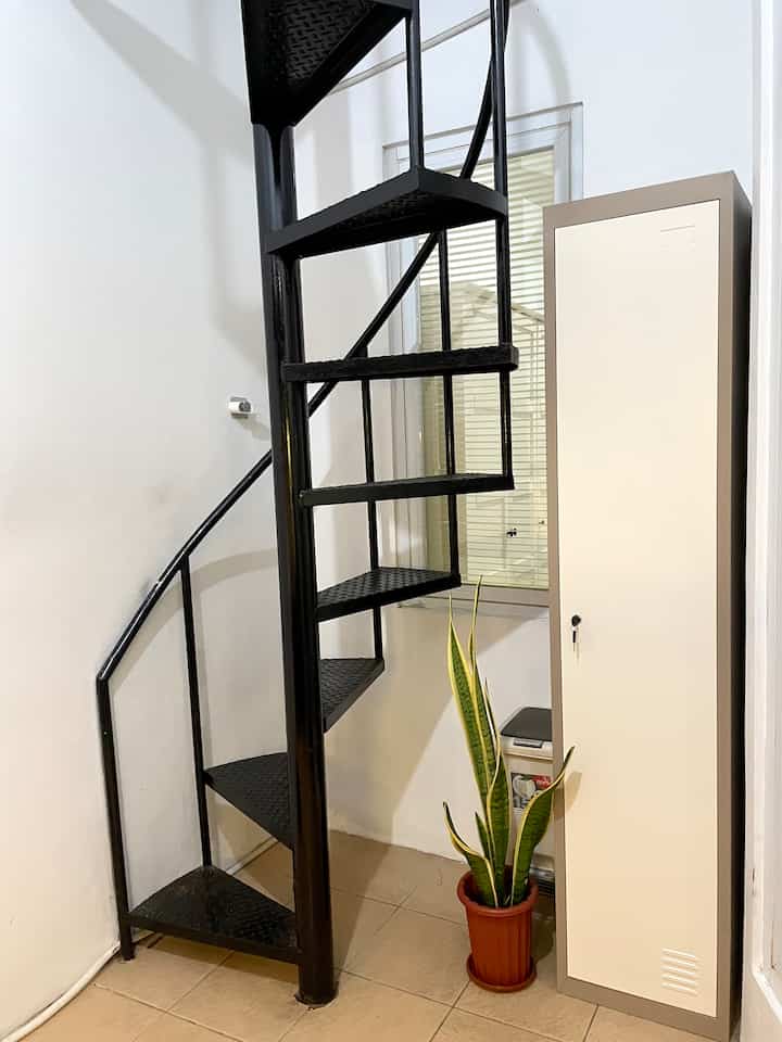 Sudut Tangga Putar ✨

Sudut bawah tangga yang sudah lumayan rapi setelah ganti lemari besi untuk simpan alat kebersihan dan juga sepatu.

#tanggaputar
#homedecor
#decorliwbudget
#minimalist
#rumahcluster
#rumahdeveloper
