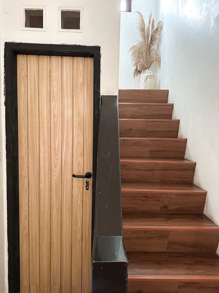 Home color pallete

Bicara warna rumah.. simple aja untuk cat semua warna putih bersih dan lantai /ornamen rumah kebanyakan berwarna coklat kayu. Pilihan warna ini jg longlasting dan cocok untuk segala type/design rumah.

Tips supaya tidak bosan, warnawarni lain spt kuning, abu2, hijau dll kami tata di printilan dekor spt pillow cushion, karpet, dll

#homecolorpallete #homecolorpalette #homecolordesign #bringcolortomyhome