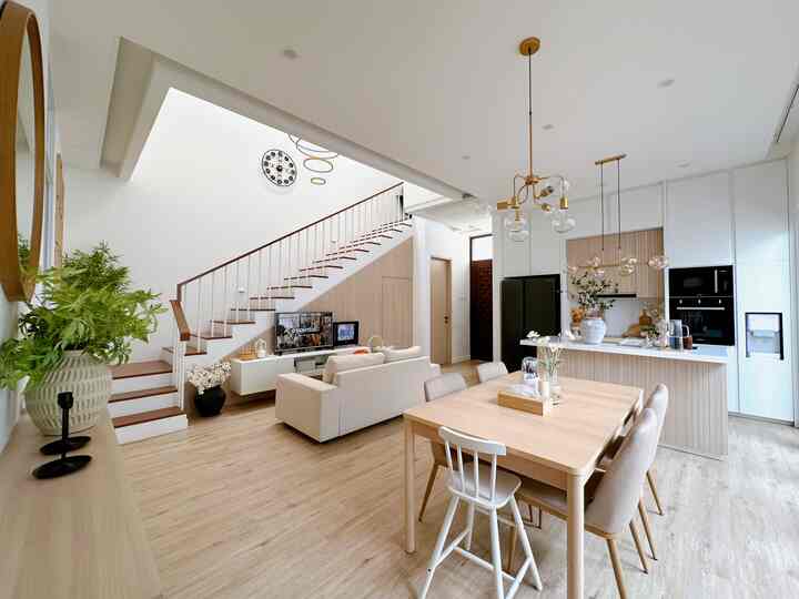 Menurutku, Salah satu ruangan favorit yang estetik itu area konsep open space di lantai 1 ini 😍
Karena semua terlihat memanjakan mata 🥰😍
Yang menjadi terlihat estetik karena aksesoris2 home decor terletak pada tempat nya masing2, dan pemilihan hpl yang soft membuat semakin enak dilihat.
Ruangan ini tempat banyak melakukan aktivitas setiap hari nya, sehingga aku membuat nya menjadi lebih nyaman dengan pemilihan warna cat, HPL, desain dan aksesoris dekorasi sesuai keinginanku ☺️💕

#aestheticroom #aesthetichomedecor #homestyling #japandi #japandiinterior #japandidesain