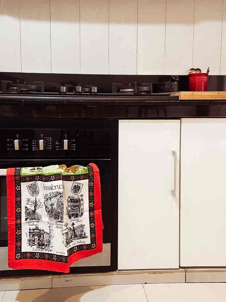 Clean Kitchen.

Clean and tidy is a concept in the kitchen area. Even though it is used for cooking every day, everything must be neat and orderly again.
The kitchen area is quite large, 4x8 m2 with an elongated kitchen set. All kitchen utensils are stored in the cupboard. The plates and bowls on display are those used every day, they are in neat, clean condition and ready to be used.

Kitchen displays are not too numerous and functional.
So everyone who goes to the kitchen can easily find equipment for eating, drinking, cooking and so on.

The black stove and sink area is minimal on display, only frequently used items such as bamboo cutting boards, small pestles and Le Creuset spoon holders in eye-catching colors, as well as Austrian artistic towels to add a touch of different color.

The focal point when entering the kitchen area is the corner of the coffee and tea machine and its cups which makes it easy for family or close relatives to make their own favorite drinks, the floor is covered with minimalist rugs to give a homey impression.
#kitchenstyling
#kitchendecorideas
#kitchenmakeover
#cleankitchen
#tidykitchen
#homedecor
#midcenturymodern
#livewithkids
#homeinspo
