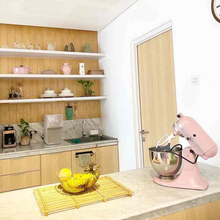 Menurutku “soul” atau ruangan yang paling punya jiwa dirumah adalah area living room yang menyatu dengan meja majan dsn dapur besih ini. 

karna seringnya disini kami berkumpul serta menyiapkan makanan dan menonton tv show bersama-sama 🥰 #japandi #livingroom #drykitchen #openspacekitchen #diningroom #interiordesign #japanditropicalminimalis