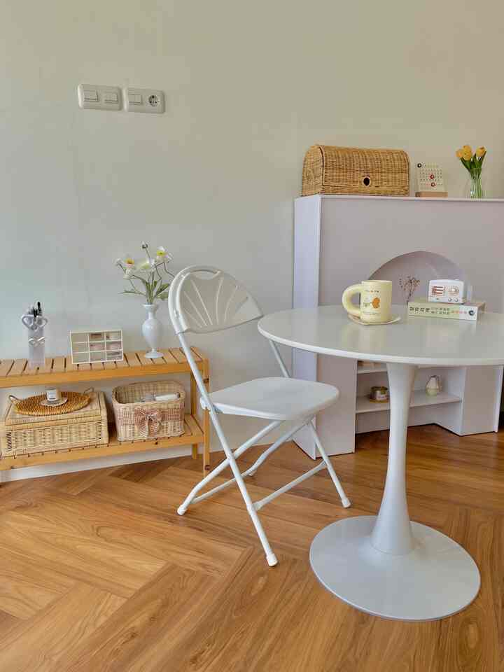 Cara memilih perabotan rumah tangga yang simpel dan hemat tempat,salah satunya pemilihan kursi lipat folding chair seperti ini misal sewaktu waktu tidak dipakai bisa dilipat atau disimpan selain menghemat tempat juga bisa menambah keasthetican ruangan 

#koreanhouse
#foldingchair
#kursilipat 