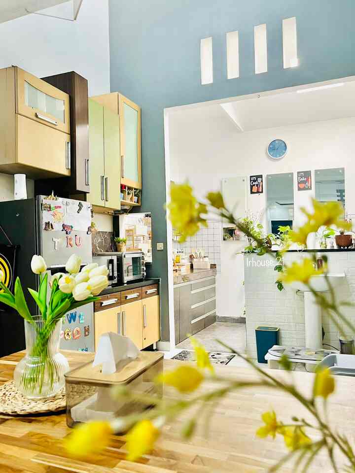 Dapur dan ruang makan mix style 

Karena dapur ini sudah seperti ini saat ditempati, kitchen set juga warisan dari pemilik sebelumnya belum ada perubahan. Kami hanya menambah perlengkapan dapur dan dekorasinya saja. Dekorasi di dapur ini termasuk yang low budget. Tipsnya cari item dekorasi estetik yang senada dengan kitchen set. Total budget dari item-item ini under 250K.

#LowBudgetKitchen #LowBudgetKitchenMakeOver #LowBudgetKitchenInspiration
#industrial #japandi #dapurbersih #dapurkotor #inspirasidapur #dekorasidapur
