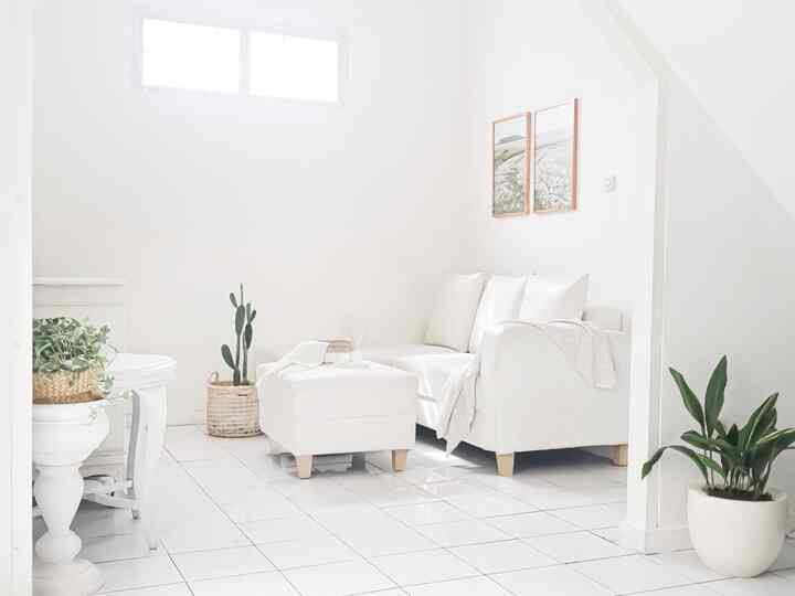 Living Room

Ruang Keluarga jadi area favorit yang menurutku paling estetik dibanding yang lain. Dari dulu selalu memimpikan ingin mempunyai rumah dengan suasana yang terang dan hangat. Banyak bukaan, cahaya yang melimpah, berwarna putih dan konsep minimalis. Focal point dari ruangan ini adalah sofa dan lemari berwarna putih yang sempat di makeover. Sofa tadinya berwarna terracota dan lemari jati sebelumnya berwarna coklat tua dengan aksen kaca. Setelah makeover satu per satu, rasanya mimpi itu sedikit demi sedikit mulai tercapai, Alhamdulillah 🤍

#aestheticroom #aesthetichomedecor #homestyling #rumahlama #selfmakeover #bandung #DIYfurniture
