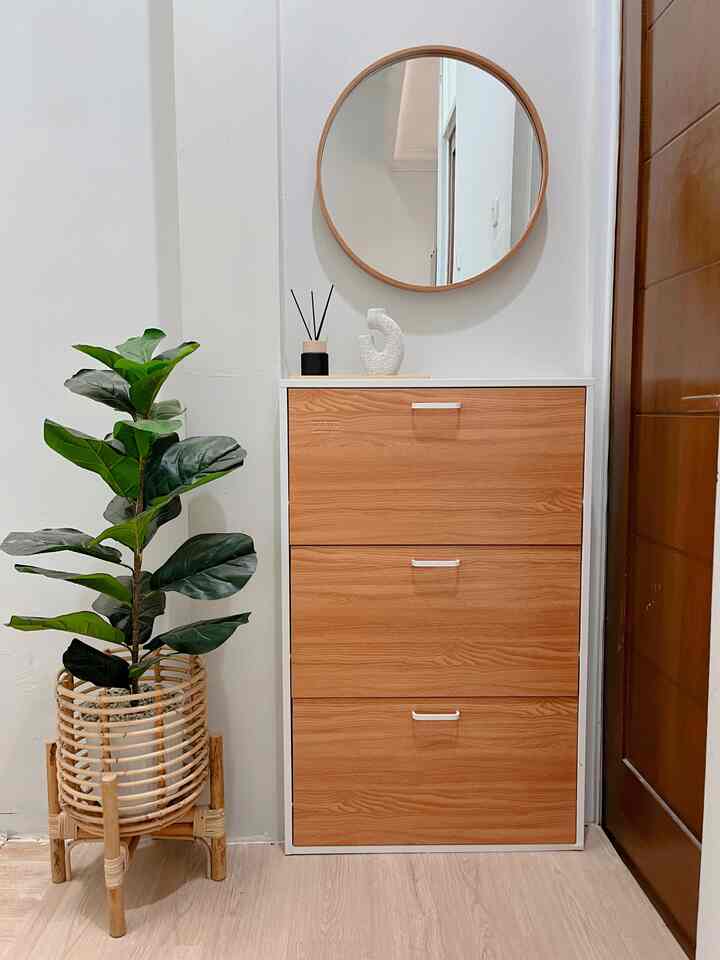 Ruangan ini merupakan lorong perbatasan antara gudang dengan laundry room 😁

Agar tidak terlalu kosong, saya menambahkan lemari sepatu yg dipadukan dengan cermin sehingga terlihat seperti semi foyer ala ala , ditambahkan dengan tanaman artificial dan vas bunga, sehingga lebih manis tampilannya 🤎

#japandi #inspirasiraksepatu #homedecor #designrumahminimalis #inspirasirumahminimalis