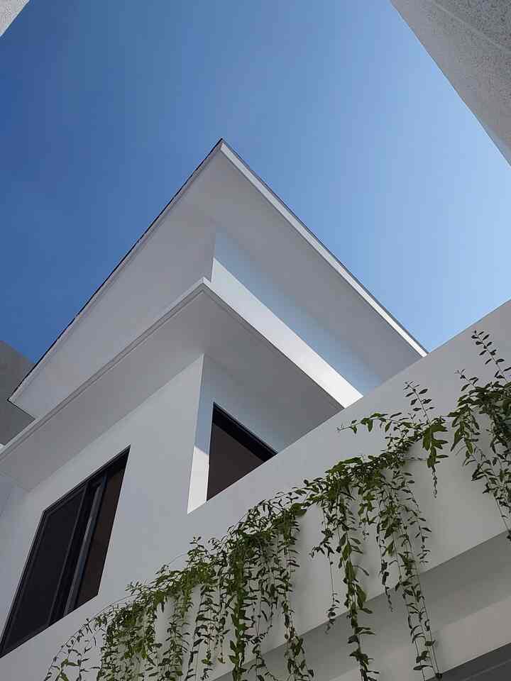 Pencarian rumah ini dimulai kira2 setahun sebelum saya dan suami menikah yaitu di tahun 2016. Banyak weekend kami habiskan untuk mencari rumah.

Karena belum merasa manteb kami putuskan untuk mengontrak dulu. Baru di tahun 2018 setelah menikah kami kembali mencari rumah.

Rumah yang kami tempati ini bisa dibilang jodoh. Karena sebelumnya gak terbayang akan tinggal di daerah ini. Jadi waktu itu siang kami survey dan besoknya langsung deal.

Proses pembelian dan serah terima juga terbilang lancar. Setelah 3th menempati rumah ini, di tahun 2022 kami melakukan renovasi.

#myhomestory #myhomejourney #myhomesweethome #ceritarumah #homedecor #homestory #homeinspo #rumahminimalis