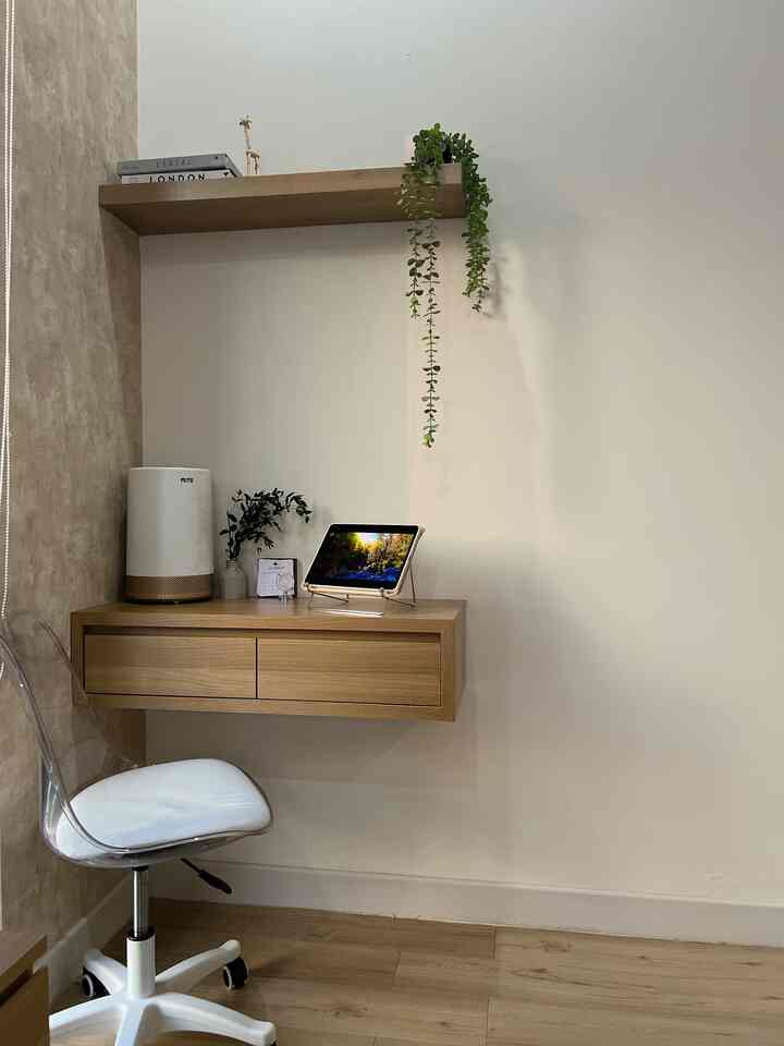 Agak bosen dr kmren share nya yg itu itu trus, 

Karena emang rumah nya ya segitu2 aja.
Meja kerja ini hanya berukuran 50cm x 80cm
Yg niat hati bisa jadi area kerja ala2 dikamar, ya walaupun akhirnya cuma buat pajangan doang, kerja nya mah lebih seneng sambil goleran di kasur😂

Selain buat area kerja ini sengaja dibuat agar bagian pojok ini tuh gak terlalu kosong2 banget lah.

Harapan nya semoga menginspirasi ya 🤗

#MyHomeStory
#MyHomeJourney
#MyHomeSweetHome
#Livewithkids
#midcenturymodern

