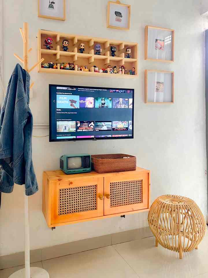 Hi semua, kitamo mau sharing, custom furniture lagi nih.

Ya selain pemilihan custom furniture rumah akan lebih menyesuaikan ukuran dan style, custom ini dapat menjadi media kitamo untuk menuangkan ide design yang ingin disalurkan. Kitamo suka unsur rotan dalam suatu pernak pernik rumah tak terlepas dari rak storage ini.
Kitamo tempatkan pada storage di living room dengan ruang Tv yang menambah kesan hangat. Karena ruang Tv biasa menjadi pusat aktivitas bersantai. 

Custom ini kitamo pesan dari pengrajin lokal loh. 

Semoga menginspirasi ! 

#customfurniture
#DIYFurniture #personalizedfurniture #uniquefurniture #minimalist #rumahcluster 
#bogor #tinyhouse #kitamohouse #rumahmungil #petparent