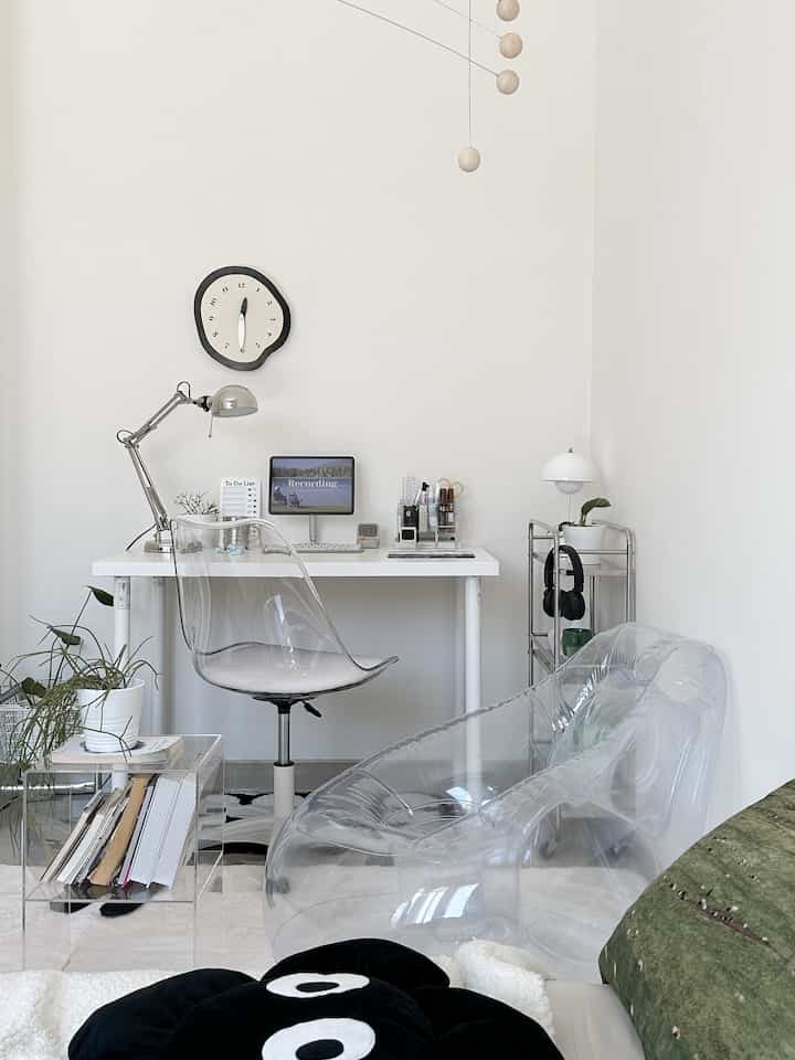 Ruanganku ini berukuran 4x3 dan aku menerapkan beberapa tips ini supaya lebih maksimal dan terlihat luas, caranya yaitu :

1. Pilih 1-3 warna polos yang dominan sebagai contoh adalah hijau, putih dan hitam.

2. Sebaiknya gunakan cat dinding warna terang seperti ivory, brilliant white hingga chrysan white. Apabila kamu suka tema colourfull pilih warna pastel.

3. Pilih ukuran furnitur yang sesuai dengan kapasitas ruangan yang akan diisi. Bila perlu, pilih furniture dengan transparant look.

4. Gunakan dipan lesehan atau dipan rendah sehingga pandangan jauh lebih lapang dan lega.

 #nevertoosmall #tinyspace #rumahmungil #bedroominspo #ikea #hyeprili 