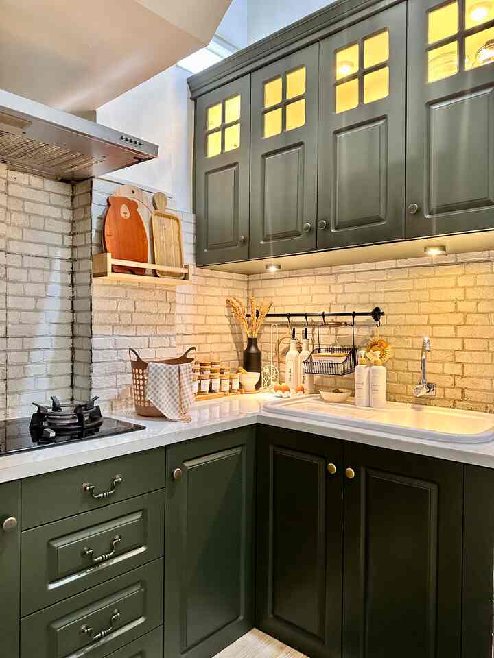 Agar tetap terlihat rapi dan teratur setiap perlengkapan dapur dan makan disimpan di masing2 kabinet, diusahakan setiap selesai memasak wajib langsung dibersihkan serta menambah sentuhan bunga kering sebagai pemanis

#kitchenstyling #kitchendecorideas #kitchenmakeover #dapurmungil #bandaaceh #livewitkids