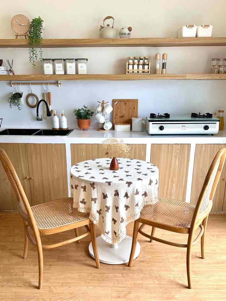 Hallo tetangga online, aku mau cerita tentang dapur ini…
Karena budget setelah beli dan renov rumah terbatas, jadi kami harus menunda bikin dapur impian dengan kitchen set yang harganya lumayan.
Nah biar rapi dan sesuai dengan tema rumah, aku DIY dapur coran beton dengan menggunakan kertasive PVC interior film. 
Kabinet dan ambalan nya menggunakan motif kayu, sedangkan backsplash nya warna putih polos.
Untuk meja makan kami custom di pengrajin Jepara dengan bahan kayu jati dipadu rotan (kursi) dan kayu jati dipadu besi (meja). Sengaja custom yang kecil dan simpel aja karena nantinya pengen ada island table di dapur, jadi kalo dining set nya kegedean, nanti ga ada tempat naronya 😂

#customfurniture #DIYFurniture #personalizedfurniture #uniquefurniture 