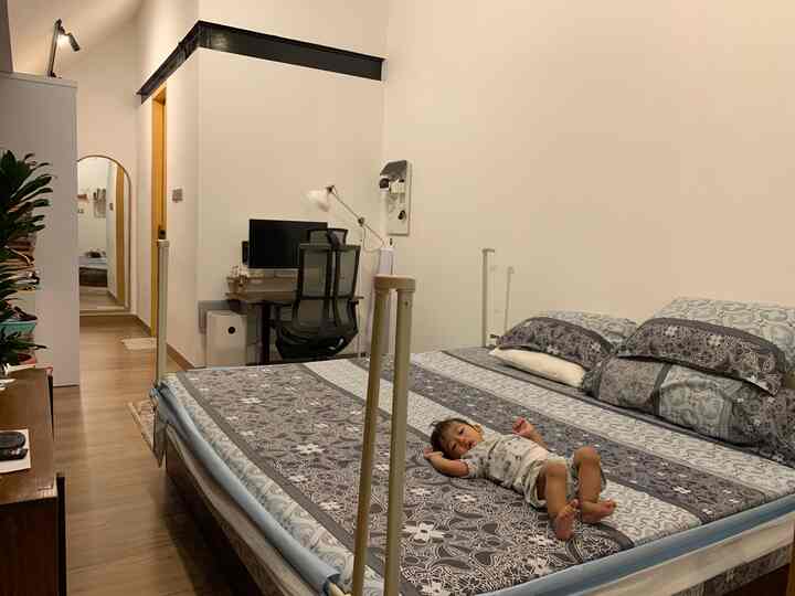 #BedroomDecoration #BedroomInspiration #BedroomStyling #Bedroom #whiteinbl

Setelah kehadiran malaikat kecil ini,, masterbedroom jadi milik bertiga 😁

Beberapa hal jadi harus disesuaikan, demi keselamatan anak bayi. Salah satunya dengan memasang bedrail ini. Selain itu, kualitas udara diusahakan tetap bersih dengan air purifier.

Funfact, kehadiran cermin besar diujung lorong malah jadi daya tarik tersendiri buat kekei. Dia akan semangat sekali merangkak sampai ke ujung lorong, lalu bermain dengan pantulan bayangannya di cermin.