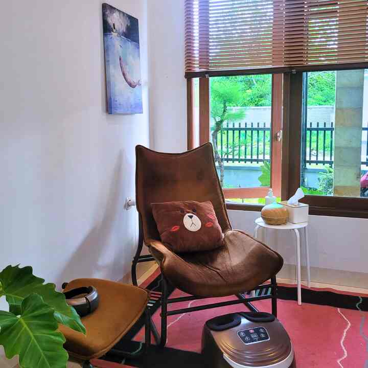 Tak ada yang bisa menyamai keindahan refleksi cahaya matahari ini. Seperti hidup kita sendiri, ia selalu berubah, tetapi selalu mempesona. 🌞✨
#rumahdeveloper #japandi #tropical #rumahmungil #80sqm