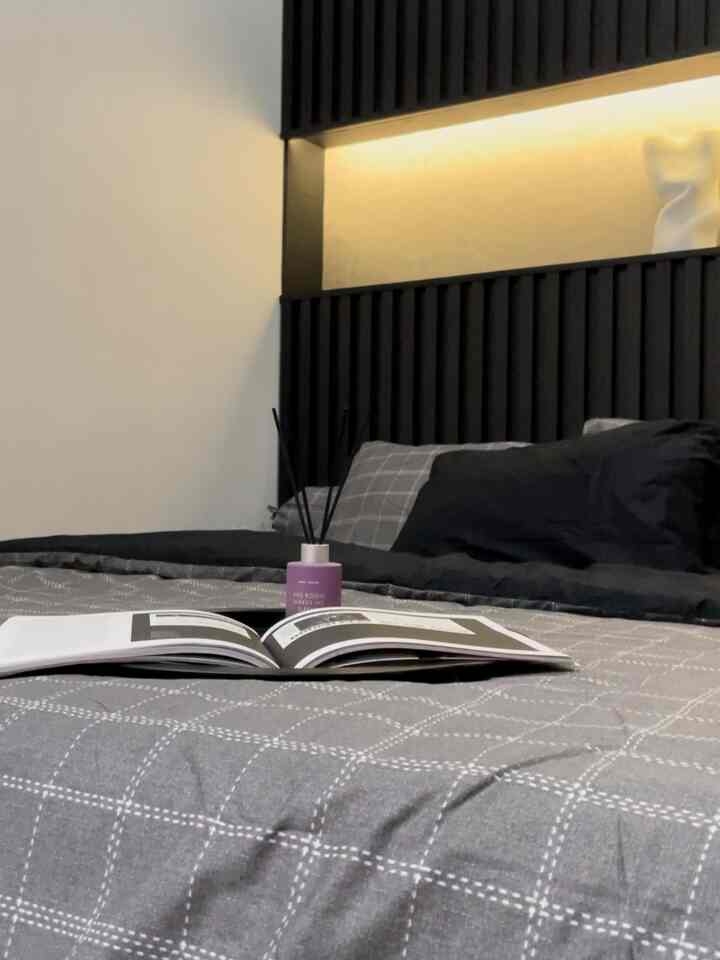 LED strip warm white yang dipasang di backdrop kamar memberikan kesan kamar yang warm dan nyaman untuk tidur.

#Nightvibe #Lightingideas #LightingInspiration #BedroomInspiration #LightingBedroom