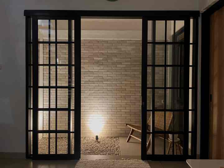Rumah.alel ini adalah rumah pertama kami. Rumah yang kami beli saat menjelang pernikahan. Nekad, kata paling cocok menggambarkan kondisi saat itu. Atas dasar iseng melihat permahan di daerah bandung timur, malah membuat kami jatuh hati pada rumah cluter ini. Setelah mempertimbangkan satu dan lain hal, kami memuskan membeli rumah ini dengan KPR. Setelah 5 tahun menikah, alhamdulillah kami bisa melunasi KPR dan memiliki seutuhnya rumah.alel ini. 

Seiring berjalannya waktu dan bertambahnya anggota keluarga kami, akhirnya kami memutuskan merenovasi rumah.alel hampir 11 tahun ditempati. Tentu bukan dengan rencana yang belum matang tetapi tiap tahun kami sisihkan penghasilan untuk menabung demi merenovasi rumah impian kami.

Kami hampir merubah seluruh denah awal rumah sesuai dengan kebutuhan ruang kami. Rumah ideal menurut kami  adalah rumah yang dapat mendeskripsikan pemiliknya secara menyeluruh baik secara visual maupun fungsi.

#myhomestory
#myhomejurney
#homesweethome
#bandung
#minimalis
#japandi
#industrial