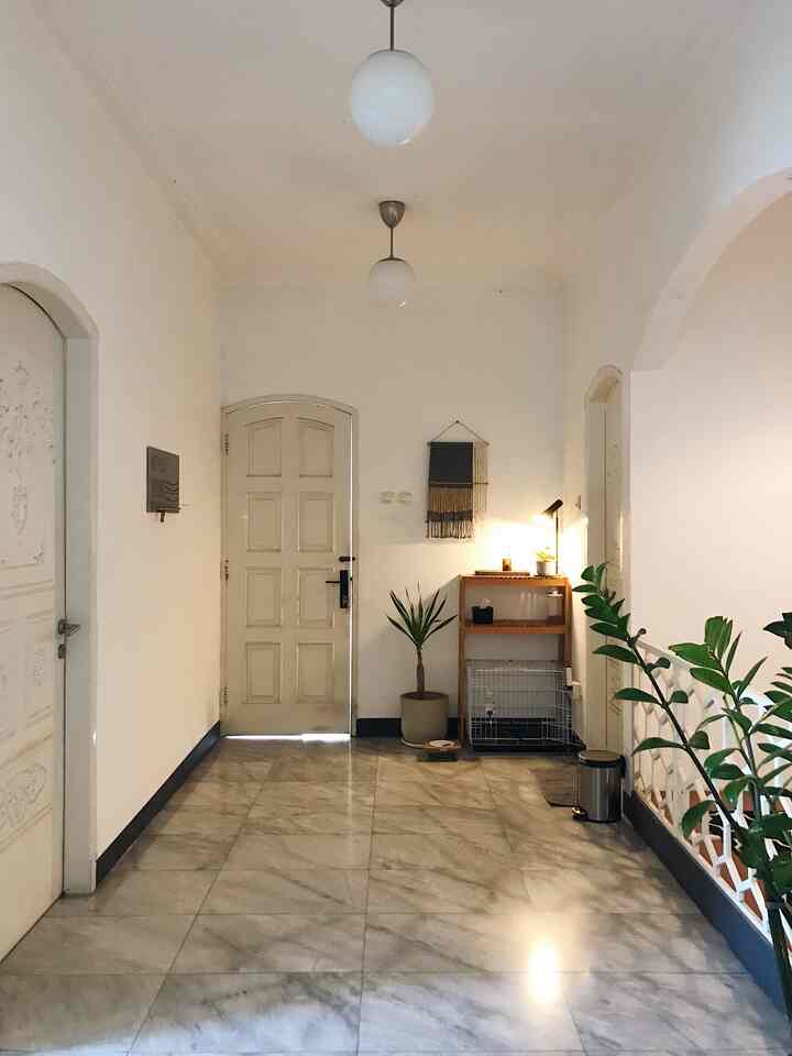 Hallway dari pintu samping, pintu yang dipakai keluar masuk sehari-hari. Begitu masuk sebelah kiri ada kamar mandi dan musholla, sebelah kanan ada kamar tamu dan dapur.

#home #hallway #interior #rumah #dekorasirumah #dekorasi #scandinaviandesign #midcenturymodern #midcentury #entryway #scandinavianhome #whiteliving #ikea #plants #indoorplants