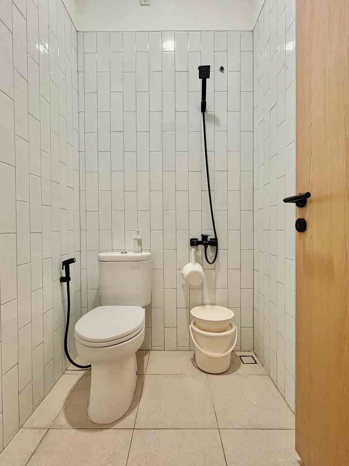 Kamar mandi anak.

Karna anak-anak masih mandi di bathroom bawah jadi bathroom dilantai 2 ini belum efektif digunakan. Tapi sudah di persiapkan untuk jalur air dan stop kontak waterheater. Sementara dipakai untuk membilas beberapa pakaian secara manual jadi aku sediakan ember dan baskom set dengan warna senada.


#inspirasibathroom
#kamarmandiminimalis 
#monocromebathroom
#rumah.alel