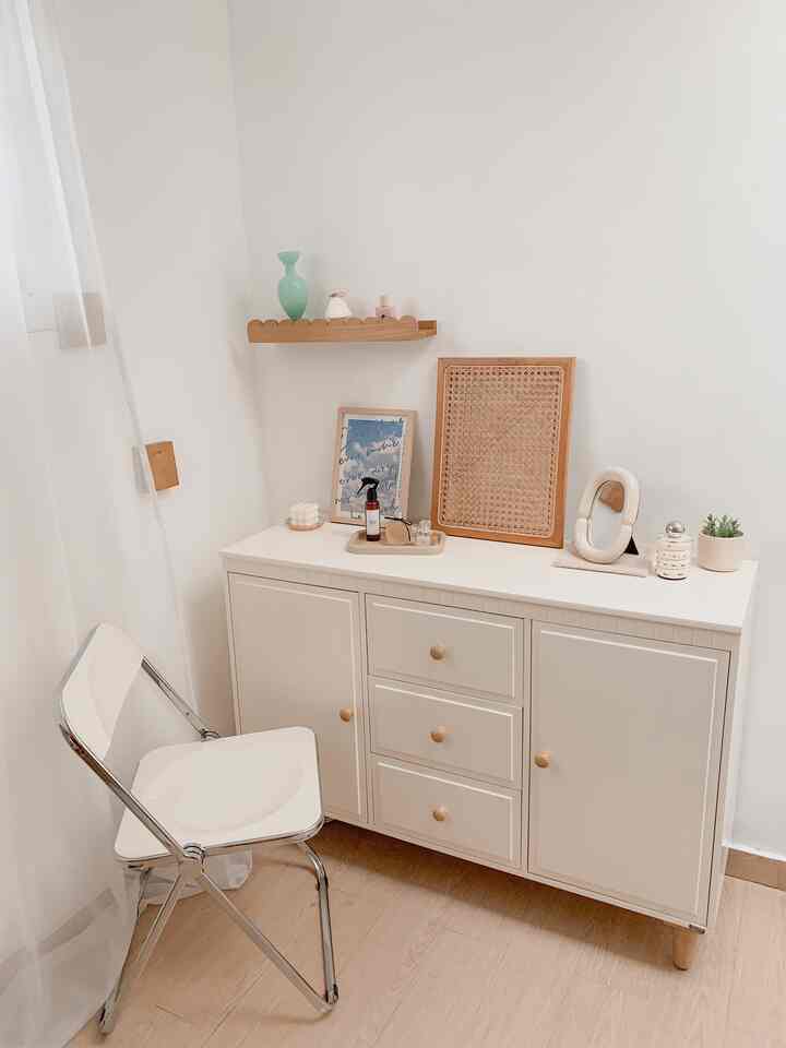 Aku kemarin itu custom ambalan scallop ini di pengrajin kayu. Awalnya karna ku sering lihat postingan orang luar yang rumahnya ada ambalan scallop gini lucuu, tapi disini belom ada yang jual. Alhasil ku custom lah ke pengrajin kayu dan hasilnya memuaskan. 

Untuk ukurannya ku custom 55 x 12 x 6 cm

Menurut kalian bagus ga? 


