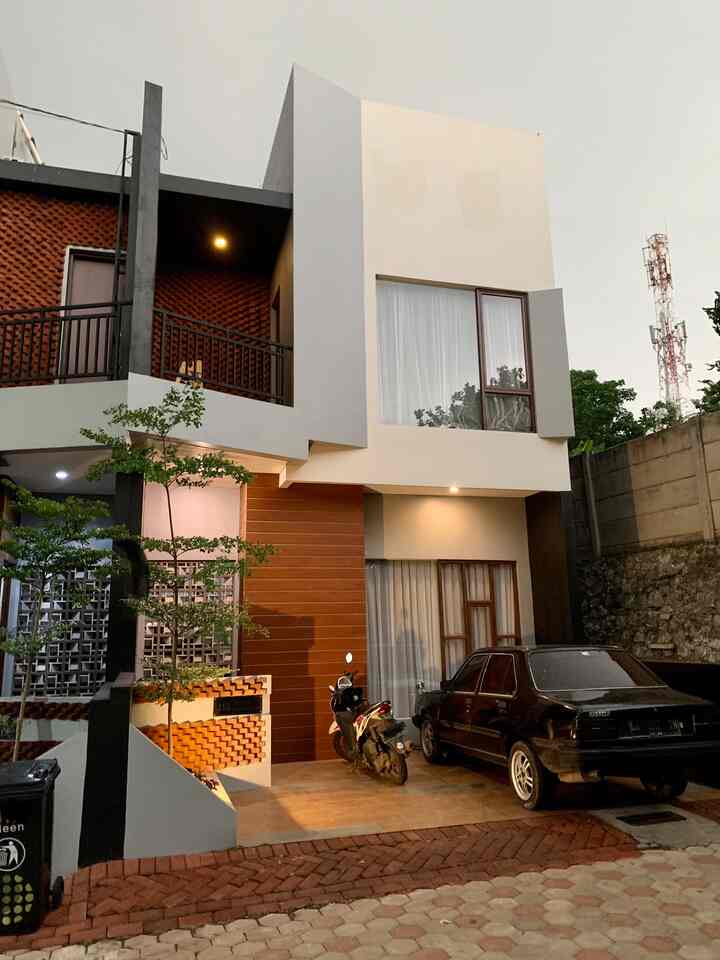 Minimal industrial house exterior in white and brown tones featuring exposed brick and conwood panels with sleek design